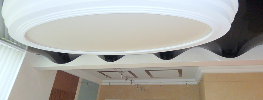 Deckengestaltung, Ausstellung, Lichtdecke, Stuckgesims, Spanndecke, Stuckgips