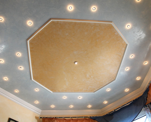 Deckengestaltung, Ausstellung, Lichtdecke, Stuckgesims, Spanndecke, Stuckgips, Lasur
